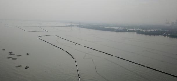 Penampakan pagar laut sepanjang 30 kilometer di pesisir utara Kabupaten Tangerang, Banten, sebelum dibongkar oleh aparat. (Foto:X@Naz_lira)